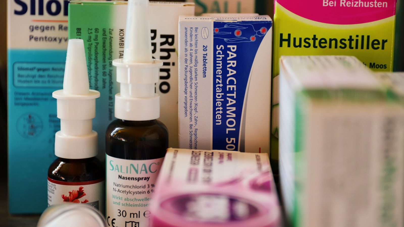 Frasco de spray nasal em mãos