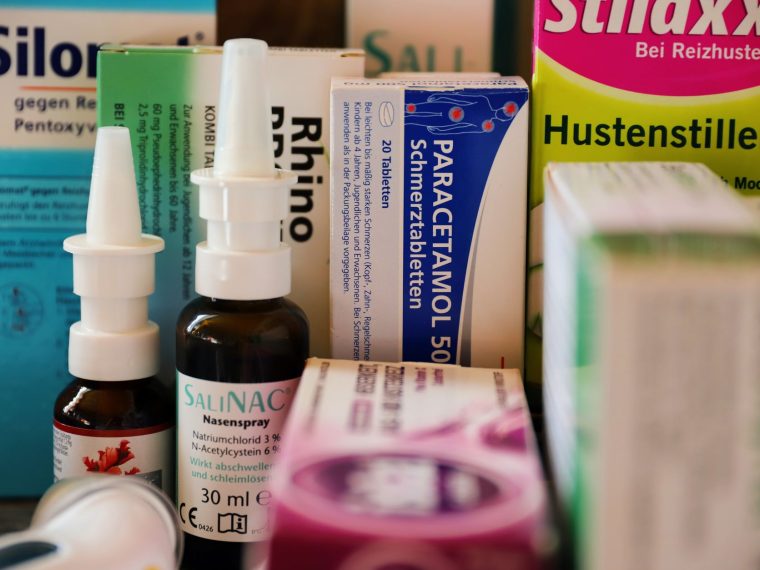 Frasco de spray nasal em mãos