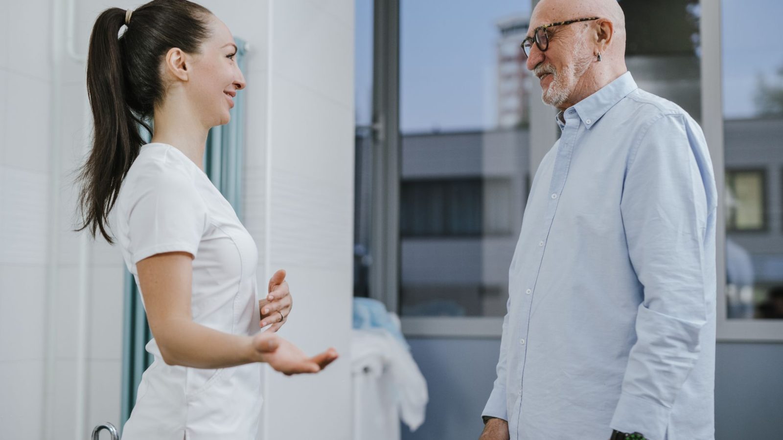 Senhor idoso em consulta com médico
