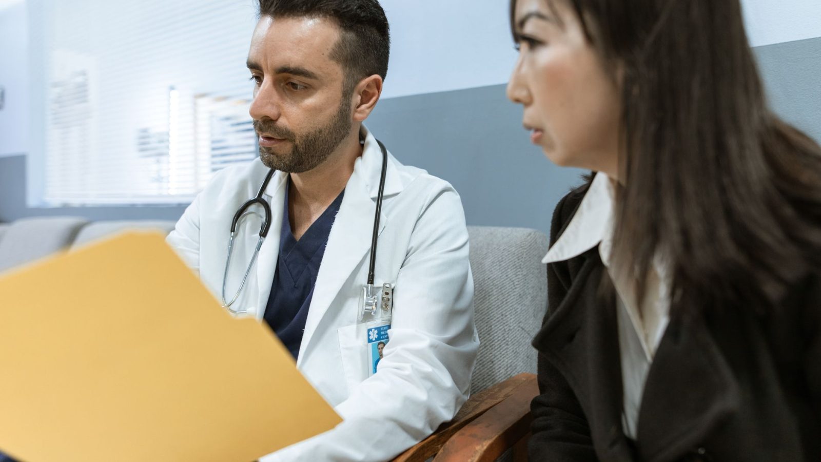 Pessoa em consulta médica, descrevendo sintomas respiratórios