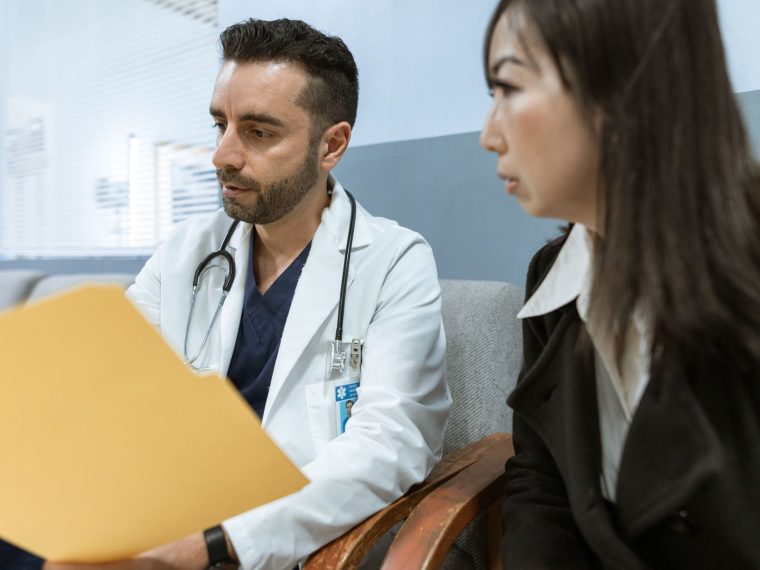 Pessoa em consulta médica, descrevendo sintomas respiratórios