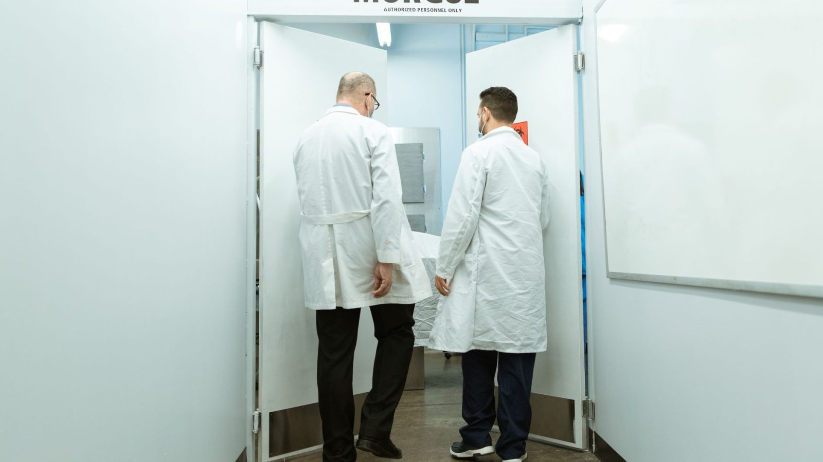 Médicos residentes reunidos em corredor de clínica